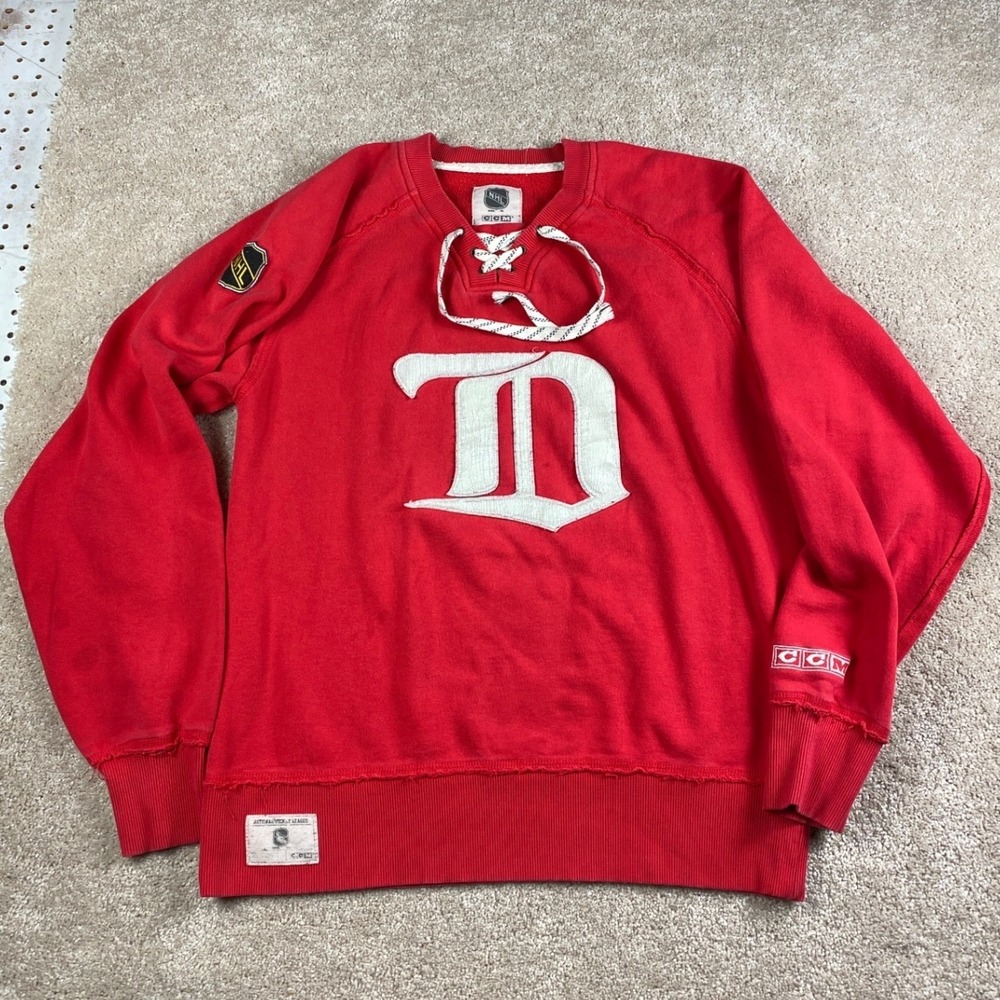 CCM Detroit Red Wings NHL Lace Up Sweatshirt Mens Medium Red Distressed‎ Logo